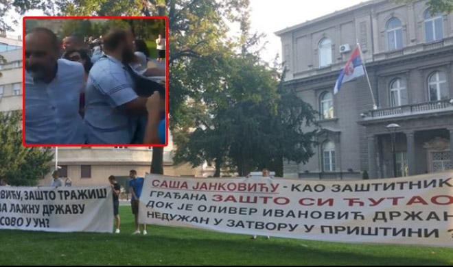 (FOTO/VIDEO) SILEDŽIJA PONOVO NA DELU! Saša Janković sa svojim pristalicama napao mirne građane ispred zgrade Predsedništva! 